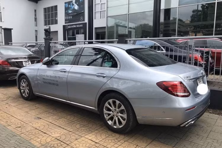 E200 2018 thiết kế theo ngôn ngữ “sensual purity” mới nhất của hãng xe Đức. Điểm khác biệt so với hai phiên bản E250 và E300 chính là lưới tản nhiệt 3 nan mạ chrome và logo Mercedes-Benz nổi trên nắp capo với thiết kế chống bẻ. Cụm đèn pha trên xe là loại Full-Led nhưng không có tính năng thích ứng thông minh, tuy nhiên cụm đèn pha này vẫn có dải đèn LED ban ngày khá thu hút.