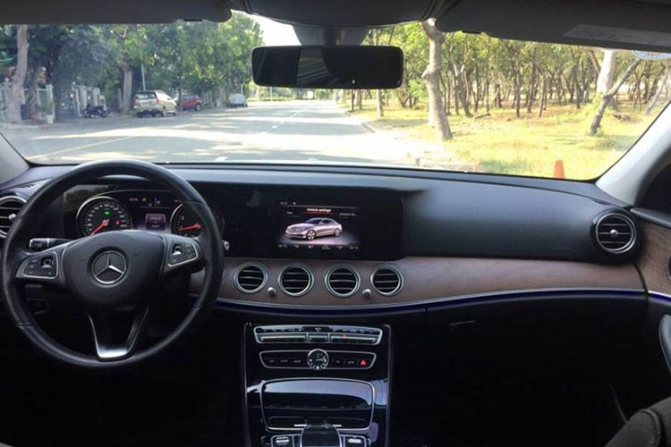 Dù là phiên bản thấp nhất xe vẫn được trang bị những tiện nghi cao cấp như ghế lái và ghế hành khách chỉnh điện tích hợp bộ nhớ 3 vị trí, hàng ghế sau có thể gập phẳng theo tỉ lệ 40:20:40, có tích hợp tựa tay với hộc để cốc, touchpad điều khiển cảm ứng trên bệ trung tâm, hệ thống âm thanh và giải trí với màn hình màu TFT 8.4 inch, có thể phát Radio, AUX, USB, Bluetooth, GPS tích hợp bản đồ Việt Nam.