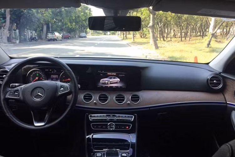 Dù là phiên bản thấp nhất xe vẫn được trang bị những tiện nghi cao cấp như ghế lái và ghế hành khách chỉnh điện tích hợp bộ nhớ 3 vị trí, hàng ghế sau có thể gập phẳng theo tỉ lệ 40:20:40, có tích hợp tựa tay với hộc để cốc, touchpad điều khiển cảm ứng trên bệ trung tâm, hệ thống âm thanh và giải trí với màn hình màu TFT 8.4 inch, có thể phát Radio, AUX, USB, Bluetooth, GPS tích hợp bản đồ Việt Nam.