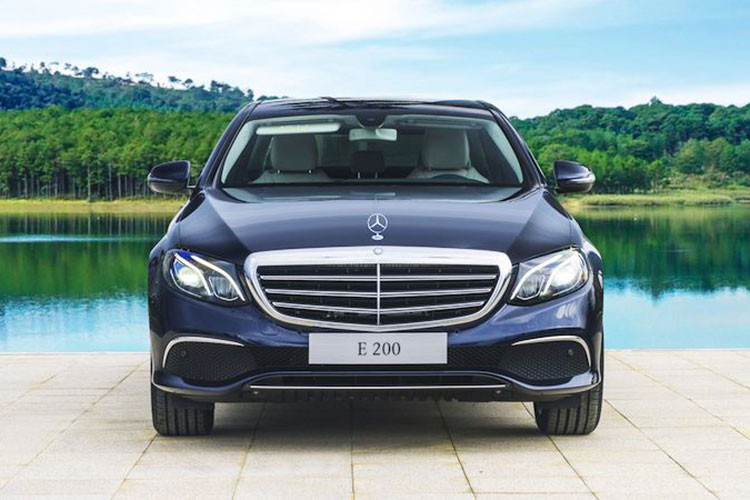 Nhìn chung, nếu chọn mua xe Mercedes-Benz E200 2018 đã qua sử dụng, chủ nhân mới mẫu xe này sẽ tiết kiệm được hơn 200 triệu đồng so với mua mới. Không những vậy, chiếc xe này còn được bảo hành chính hãng, cũng như người mua xe sẽ được cung cấp đầy đỷ lý lịch sửa chữa và bảo dưỡng của xe từ lúc xuất xưởng cho tới hiện tại.