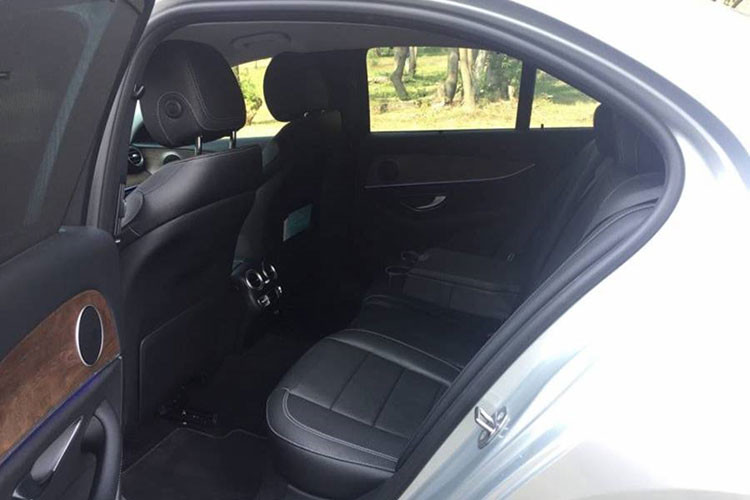 Xe được hãng ôtô Mercedes-Benz trang bị khối động cơ xăng tăng áp 2.0L 4 xy lanh thẳng hàng cho công suất tối đa 184 mã lực và mô-men xoắn cực đại 300Nm, đi cùng hộp số tự động 9 cấp 9G-Tronic và hệ thống dẫn động cầu sau. Hệ thống truyền động trên giúp chiếc sedan hạng sang cỡ trung tăng tốc tư 0-100 km/h trong 7.7 giây và vận tốc tối đa được giới hạn ở mức 240 km/h.