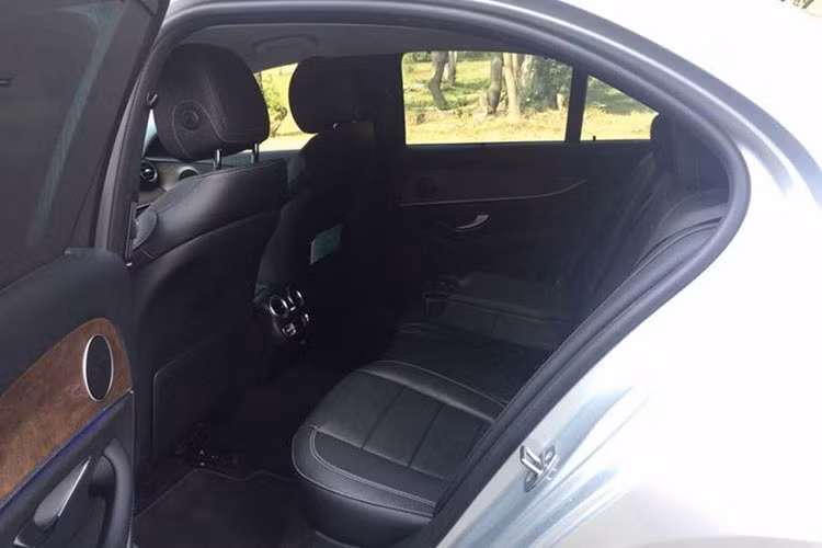 Xe được hãng ôtô Mercedes-Benz trang bị khối động cơ xăng tăng áp 2.0L 4 xy lanh thẳng hàng cho công suất tối đa 184 mã lực và mô-men xoắn cực đại 300Nm, đi cùng hộp số tự động 9 cấp 9G-Tronic và hệ thống dẫn động cầu sau. Hệ thống truyền động trên giúp chiếc sedan hạng sang cỡ trung tăng tốc tư 0-100 km/h trong 7.7 giây và vận tốc tối đa được giới hạn ở mức 240 km/h.