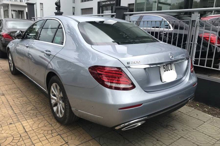 Xe được đi kèm với bộ la-zăng kích thước 17 inch 5 chấu kép thiết kế theo phong cách sang trọng, đi cũng với bộ lốp runflat cao cấp. Đèn hậu sử dụng công nghệ LED nhưng không có những dải tinh thể lấp lánh như E300. Phần đuôi xe vẫn được trang bị bộ ống xả kép thể thao mạ chrome, tương tự hai phiên bản cao cấp hơn.