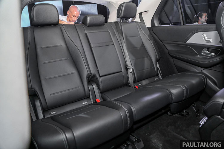 So với đời cũ, Mercedes-Benz GLE thế hệ mới có chiều dài cơ sở 2.995mm (+80mm), giúp tăng khoảng để chân hàng ghế thứ 2 +69mm (1.045 mm), đồng thời cabin rộng hơn cho phép thêm hàng ghế thứ 3.