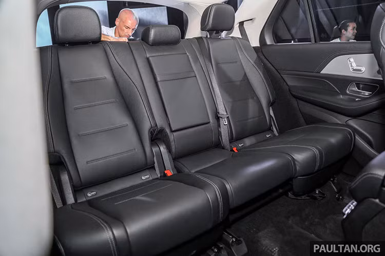 So với đời cũ, Mercedes-Benz GLE thế hệ mới có chiều dài cơ sở 2.995mm (+80mm), giúp tăng khoảng để chân hàng ghế thứ 2 +69mm (1.045 mm), đồng thời cabin rộng hơn cho phép thêm hàng ghế thứ 3.