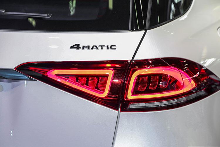 Ở phía sau, cột C được nới rộng ra và đèn hậu được thiết kế mỏng sắc sảo, bộ khuếch tán phía sau thể thao đi cùng với cụm ống xả kép. Tổng thể Mercedes-Benz GLE 2019 mới ấn tượng hơn với bộ mâm hợp kim hai chấu kép kích 22 inch giúp “lấp đầy” 4 hốc bánh vuông vức.