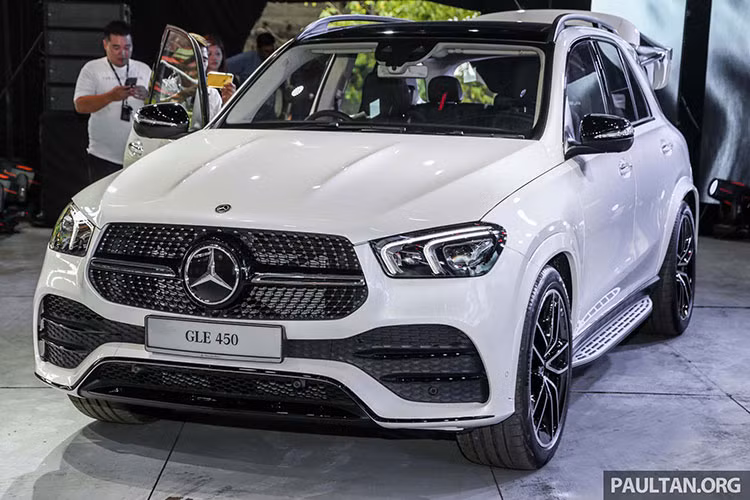  Mercedes-Benz GLE thế hệ mới (V67) đã được ra mắt tại Lễ hội Hungry for Adventure Festival tại Malaysia, thế hệ thứ tư của mẫu chiếc SUV cao cấp tầm trung đến từ Stuttgart có giá bán dự kiến 633.888 RM tại thị trường Malaysia (khoảng 3,6 tỷ đồng) cho phiên bản GLE 450 4Matic.