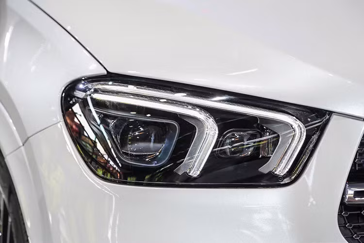 Ngay khi người lái nhấn ga tăng tốc, hệ thống EQ Boost với máy phát điện sẽ bổ trợ thêm sức mạnh 22 mã lực và sức kéo (torque) 250Nm. Công nghệ mild hybrid EQ Boost đang được “Mẹc” chú trọng thương mại hoá bên cạnh công nghệ hybrid cắm sạc (plug in hybrid) trước khi chuyển sang chạy hoàn toàn bằng điện trong tương lai.