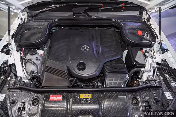 Trong đó, máy phát 48V kết nối trực tiếp với động cơ thông qua dây đai truyền động và bộ pin 48V đặt phía sau cấp điện 12V cho cabin trên xe thông qua bộ chuyển đổi nguồn điện. Khi người lái giảm tốc độ hoặc phanh, hệ thống EQ Boost với máy phát sẽ tự động thu hồi động năng và sạc cho bộ pin.