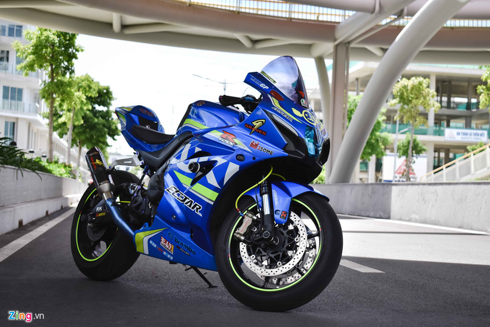  Siêu môtô Suzuki GSX-R1000 2017 thuộc thế hệ thứ 6 của dòng xe GSX danh tiếng. Xe thay đổi hoàn toàn về ngoại hình, sức mạnh và công nghệ mới được thửa từ trường đua như Quickshift sang số nhanh, hệ thống van biến thiên VVT được phát triển bởi bộ phận Suzuki Racing...