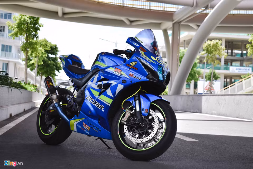  Siêu môtô Suzuki GSX-R1000 2017 thuộc thế hệ thứ 6 của dòng xe GSX danh tiếng. Xe thay đổi hoàn toàn về ngoại hình, sức mạnh và công nghệ mới được thửa từ trường đua như Quickshift sang số nhanh, hệ thống van biến thiên VVT được phát triển bởi bộ phận Suzuki Racing...