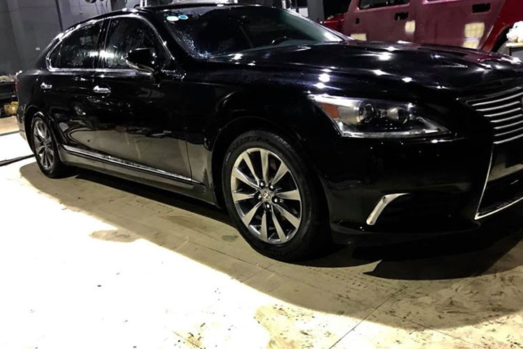 Rõ ràng, sau khi được "lên đời", chiếc xe sang Lexus LS 460L đời cũ đã trông sang trọng và trẻ trung, thể thao hơn rất nhiều so với nguyên bản.