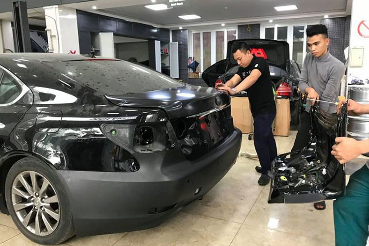 Được biết, chi phí để nâng cấp chiếc sedan hạng sang này là khoảng 350 triệu đồng, thời gian thi công mất 10 ngày. Tất cả phụ tùng thay mới cho xe đều là hàng nhập chính hãng đúng bản LS 2017 facelift.