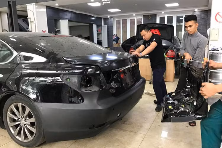 Được biết, chi phí để nâng cấp chiếc sedan hạng sang này là khoảng 350 triệu đồng, thời gian thi công mất 10 ngày. Tất cả phụ tùng thay mới cho xe đều là hàng nhập chính hãng đúng bản LS 2017 facelift.