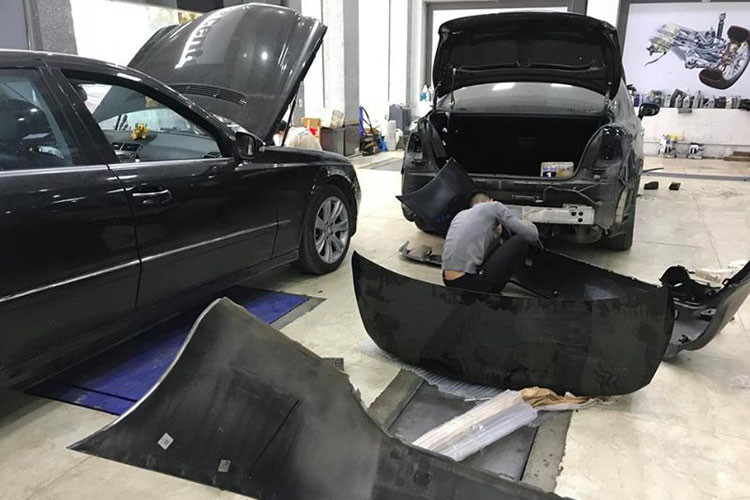 Nắp cốp của chiếc xe Lexus LS 460L đời cũ cũng đã được các tay thợ Việt thay bằng loại mới để phù hợp với việc thay cụm đèn hậu LED mới.