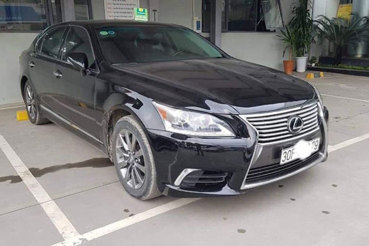 Sau khi làm mới lại ngoại hình, chiếc Lexus LS460L khá giống với phiên bản 2017. Theo nhiều dân chơi xe, sau khi được lên đời chiếc xe cũng sẽ dễ dàng "tìm khách" mua lại hơn so với để nguyên bản như cũ.