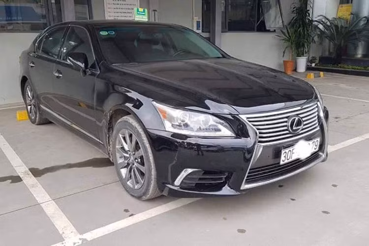 Sau khi làm mới lại ngoại hình, chiếc Lexus LS460L khá giống với phiên bản 2017. Theo nhiều dân chơi xe, sau khi được lên đời chiếc xe cũng sẽ dễ dàng "tìm khách" mua lại hơn so với để nguyên bản như cũ.