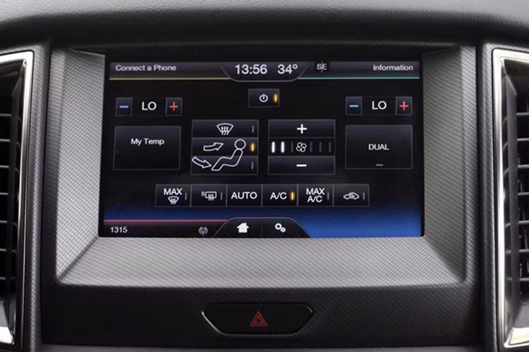 Điểm nhấn nổi bật là bảng điều khiển trung tâm được thiết kế mới, có kích thước 8 inch.