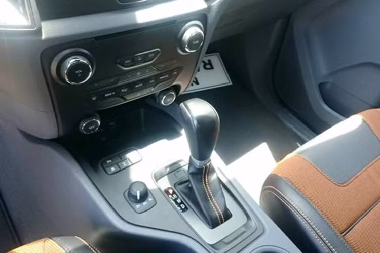 Đây là phiên bản được Ford Việt Nam nhập về, với đầy đủ tuỳ chọn với cần số mới.