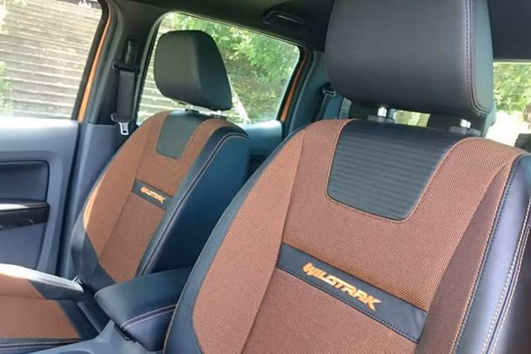 Hai hàng ghế của xe được trang bị da bọc nỉ màu nâu. Ngoài ra, xe còn có thêm ổ cắm điện 240V ở hàng ghế sau.