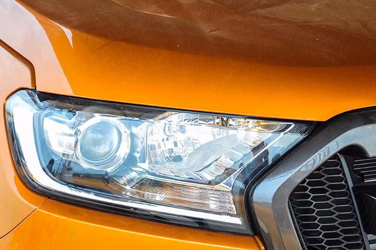 Đèn pha Ranger 2015 được làm lại gọn gàng và tinh tế khi nối liền mạch cùng lưới tản nhiệt hình thang to bản.