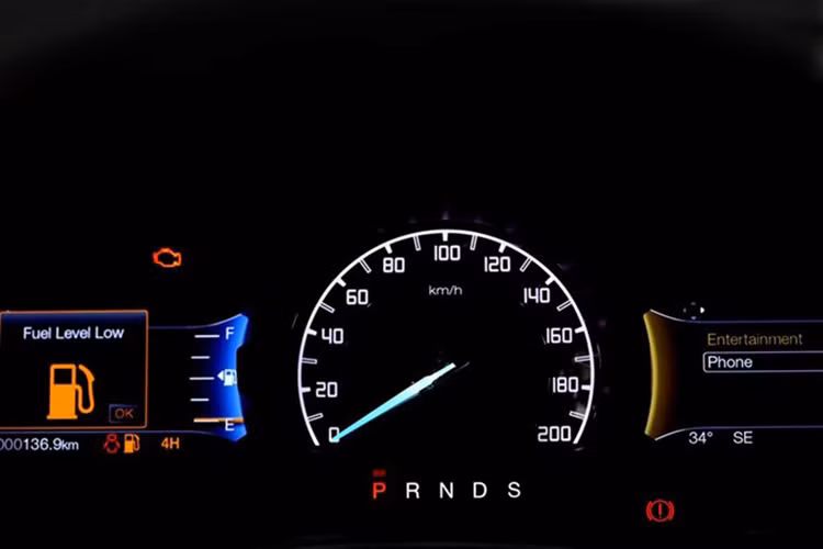 Hai màn hình nhỏ TFT ở cụm đồng hồ giúp người lái nắm bắt mọi thông tin của xe.