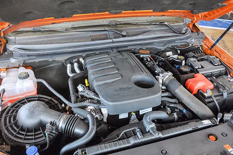Động cơ trên Ranger Wildtrak 2015 vẫn là loại dung tích 3.2L turbo diesel, 5 xy-lanh, cho công suất cực đại 197 mã lực, mô men xoắn 470Nm. Đi kèm với đó là hộp số tự động 6 cấp.