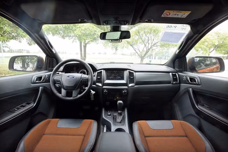 Không gian nội thất của Ranger 2015 cũng được chăm chút kỹ càng khi bảng táp-lô sang trọng hơn, bảng điều khiển trung tâm gọn gàng.