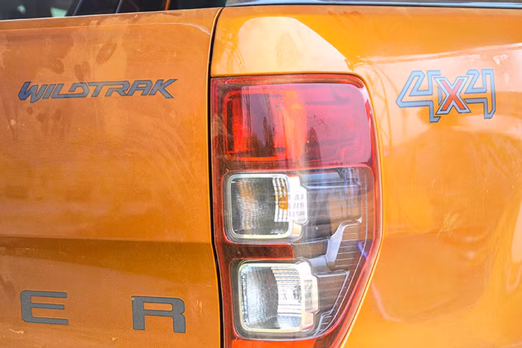 Cụm đèn hậu phía sau của Ranger Wildtrak 2015 kết hợp xi nhan.