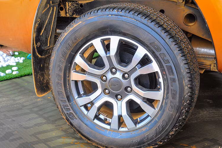 Xe sử dụng lốp Dueler H/T của Bridgestone cùng bộ mâm 6 chấu kép khá mạnh mẽ.