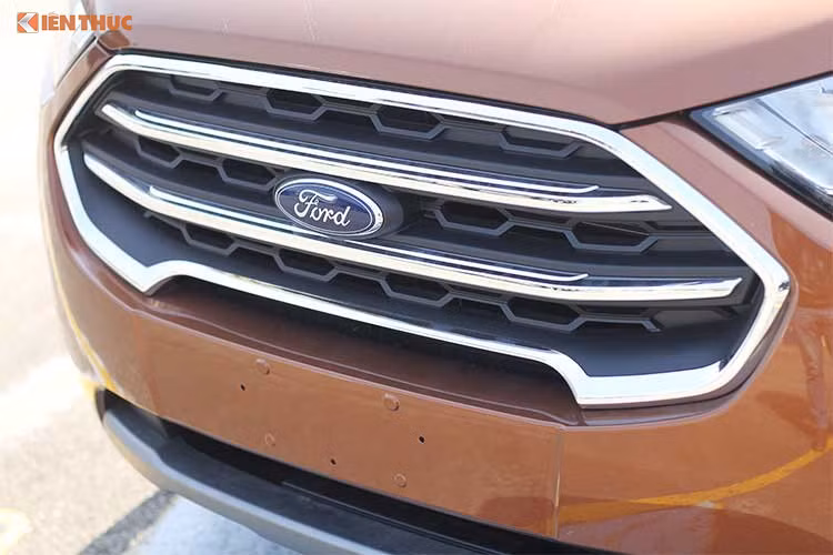 Ra mắt hồi đầu năm 2018, Ford Ecosport lắp ráp tại Việt Nam sở hữu diện mạo giống với phiên bản Mỹ, với 2 tuỳ chọn động cơ khác nhau và sở hữu nhiều dải mầu sắc hơn so với trước. So với phiên bản cũ, xe có đường nét thiết kế ngoại thất được tinh chỉnh khá nhiều, có phần mềm mại và "đại chúng" hơn so với phiên bản trước đây.