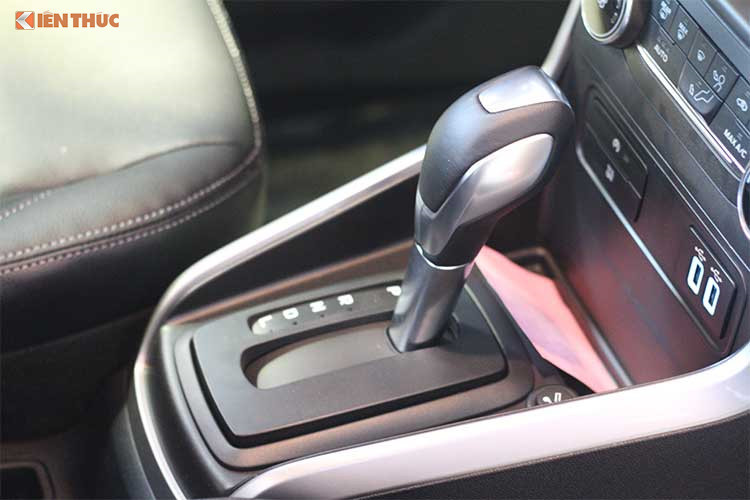 Trang bị an toàn nổi bật trên EcoSport 2018 có camera lùi, cảm biến đỗ xe và 6 túi khí (với bản Titanium). Cấu trúc khung xe làm bằng thép chịu lực cao và thép Boron. Nhiều khách hàng đánh giá cao bộ khung vỏ chắc chắn trên xe Ford khi so với xe Hàn và Nhật cùng tầm tiền.