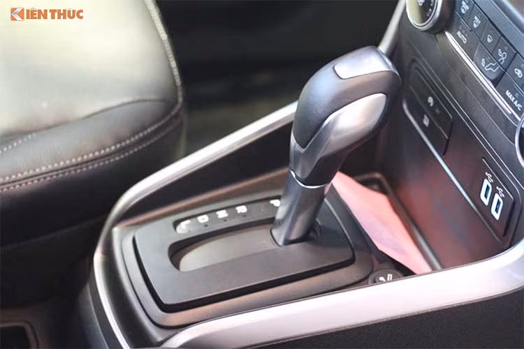 Trang bị an toàn nổi bật trên EcoSport 2018 có camera lùi, cảm biến đỗ xe và 6 túi khí (với bản Titanium). Cấu trúc khung xe làm bằng thép chịu lực cao và thép Boron. Nhiều khách hàng đánh giá cao bộ khung vỏ chắc chắn trên xe Ford khi so với xe Hàn và Nhật cùng tầm tiền.