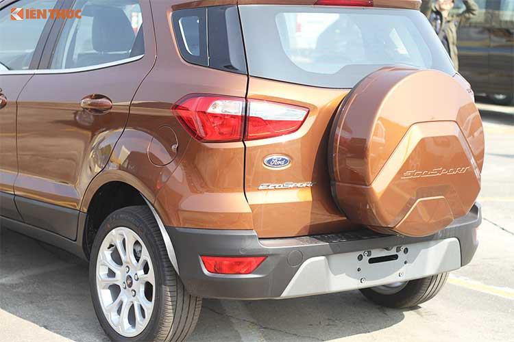 Trên phiên bản mới này, EcoSport 2018 được trang bị cụm đèn pha lớn hơn, tích hợp dải đèn LED định vị ban ngày. Bên cạnh đó là đèn sương mù sắc sảo và cản va cải tiến. Cản trước của xe được mạ giả kim loại. Thân xe nổi bật với đường gân chạy suốt chiều dài xe, tạo cảm giác liền mạch và thể thao hơn.