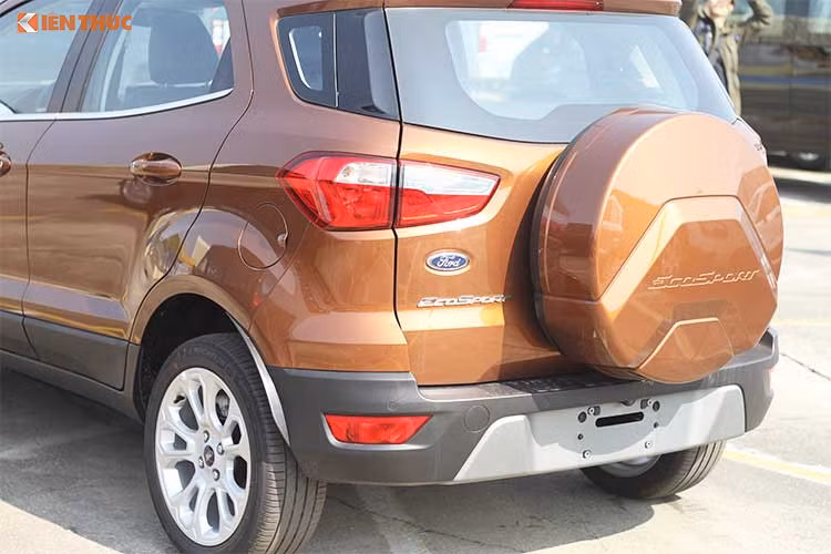 Trên phiên bản mới này, EcoSport 2018 được trang bị cụm đèn pha lớn hơn, tích hợp dải đèn LED định vị ban ngày. Bên cạnh đó là đèn sương mù sắc sảo và cản va cải tiến. Cản trước của xe được mạ giả kim loại. Thân xe nổi bật với đường gân chạy suốt chiều dài xe, tạo cảm giác liền mạch và thể thao hơn.