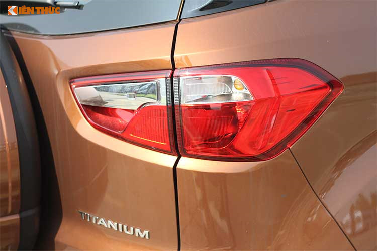 Xe sở hữu kích thước dài 4.345 mm, rộng 1.785 mm, cao 1.659 mm và chiều dài cơ sở ở mức 2.519 mm. Xe được trang bị vành xe hợp kim nâng từ 16 lên 17 inch, thiết kế đa chấu. Bản Trend chỉ có đèn halogen, vành sắt và ốp bên ngoài. Bản Titanium trở lên sẽ được trang bị thêm thanh giá nóc tiêu chuẩn. 