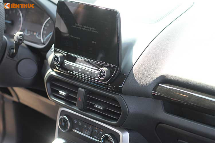 Sự thay đổi đáng chú ý ở mẫu xe Ford Ecosport 2018 mới chính là việc mẫu nó đã được nhà sản xuất Ford trang bị 2 lựa chọn động cơ so với trước đây; gồm bản EcoBoost 1.0L và bản Dragon 1.5L Ti-VCT. Khối động cơ này kết hợp với hộp số tự động 6 cấp hoặc số sàn 5 cấp.