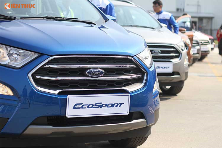 Công nghệ Mykey trên xe cũng cho phép người dùng có thể thiết lập cảnh báo tốc độ tối đa, cảnh báo nhiên liệu, đeo dây an toàn và âm thanh tối đa. Hệ thống camera và cảm biến có khả năng cảnh báo vật cản bằng âm thanh và hình ảnh, hỗ trợ tối đa người lái. Khoang hành lý phía sau khá rộng rãi với dung tích 348 lít và mở rộng đến 1.145 lít khi gập hàng ghế sau.