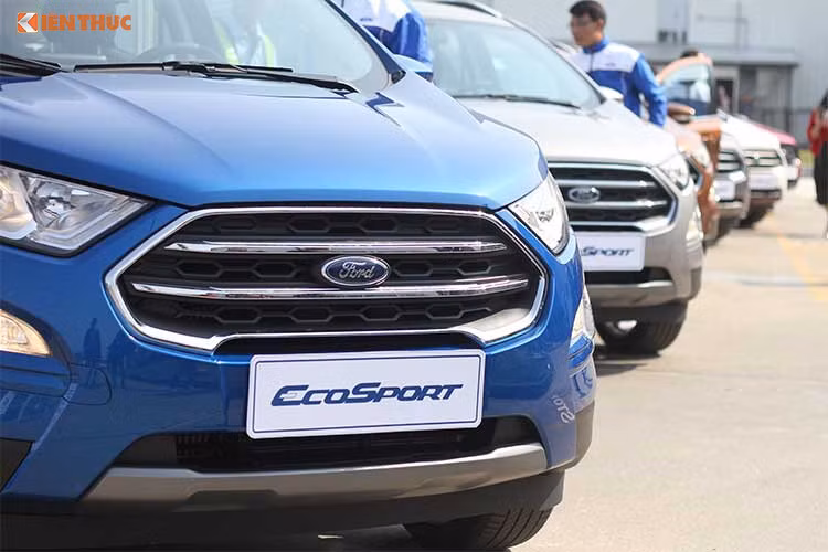 Công nghệ Mykey trên xe cũng cho phép người dùng có thể thiết lập cảnh báo tốc độ tối đa, cảnh báo nhiên liệu, đeo dây an toàn và âm thanh tối đa. Hệ thống camera và cảm biến có khả năng cảnh báo vật cản bằng âm thanh và hình ảnh, hỗ trợ tối đa người lái. Khoang hành lý phía sau khá rộng rãi với dung tích 348 lít và mở rộng đến 1.145 lít khi gập hàng ghế sau.