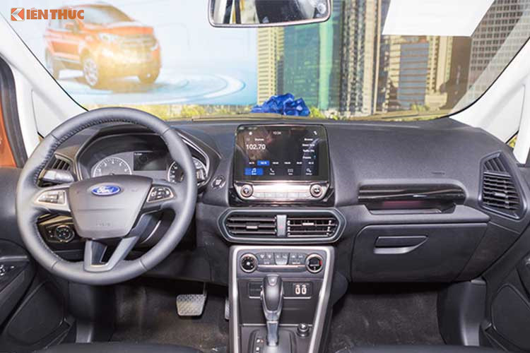 Bên trong nội thất của mẫu EcoSport 2018 được làm mới và khác biệt tới 90% so với trước, các chi tiết tối màu hoàn toàn. Xe được trang bị ghế ngồi bọc da mới, 5 chỗ ngồi khá thoải mái. Vị trí để đồ trên xe tới 25 vị trí. Xe cũng được nâng cấp với vô lăng 3 chấu mới bọc da với các nút bấm tiện ích hai bên.