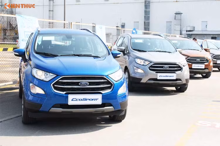 Cụ thể, giá xe Ford EcoSport phiên bản được nhiều người dùng lựa chọn nhất là 1.5 AT Titanium sẽ giảm 40 triệu đồng, từ 648 triệu đồng xuống còn 605-610 triệu đồng (tuỳ từng đại lý); bản EcoSport1.0 AT Titanium giảm 25-30 triệu đồng, từ 689 triệu xuống còn 650 - 655 triệu đồng.