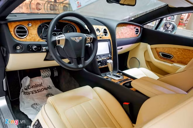 Vô lăng thể thao được thiết kế tương tự trên Bentley Continental GT Speed trước đây, nhỏ gọn và thể thao hơn. Logo Bentley có cánh nằm trở vị trí trung tâm. Một số nút bấm được tích hợp trên vô lăng giúp điều khiển các tính năng mà người lái không cần rời tay khỏi bánh lái.