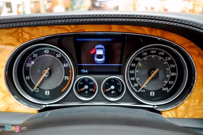 Giao diện bảng đồng hồ trung tâm khá đơn giản với hai đồng hồ báo tua máy và tốc độ analog, các đồng hồ báo nhiệt độ máy và lượng xăng trong bình nằm bên trong. Một màn hình LCD hiển thị tình trạng xe và các thông số hành trình.