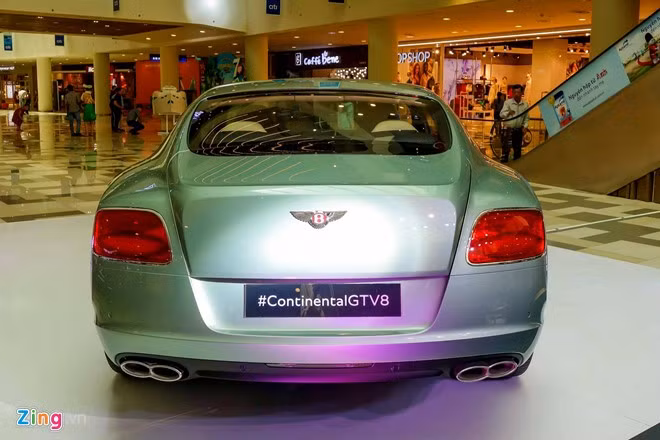 Siêu xe này được nhập về Việt Nam hồi cuối tháng 1 năm nay. Điểm khác biệt giữa bản V12 và bản V8 có thể nhận thấy ở logo. Phiên bản V8 có logo sơn màu đỏ, trong khi bản V12 được sơn đen.