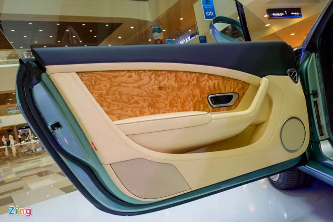 Phiên bản V8 được bố trí 8 loa hiệu Naim, được bố trí sau cánh cửa, trong khi phiên bản W12 có 14 loa công suất lớn.