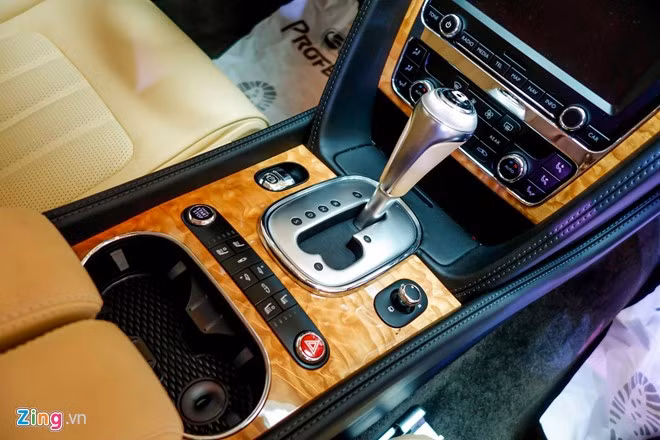 Bảng điều khiển trên bệ tỳ tay bố trí đơn giản với khe đặt ly, công tắc khẩn cấp và cần số tự động điều khiển hộp số 8 cấp. Bảng táp lô có đồng hồ cơ, các chốt mạ chrome và khe thoát gió điều hòa cũng gia công tỷ mỉ.