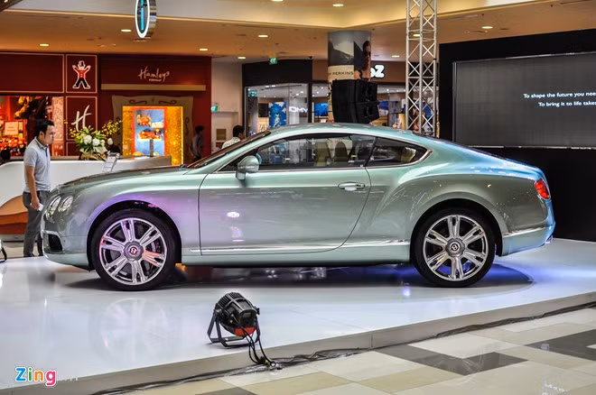 Tại thị trường Việt Nam, siêu xe sang Bentley Continental GT V8 chính hãng có giá bán 11,17 tỷ đồng. Đây là mức tương đương những chiếc sedan sang trọng như Mercedes S600 Maybach.
