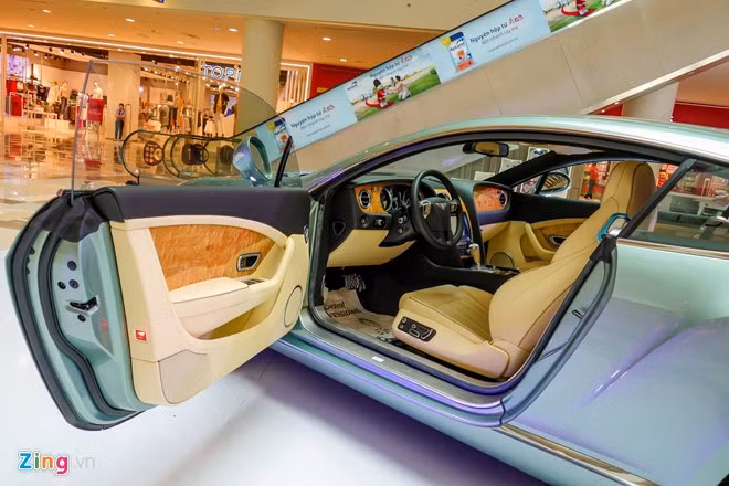 Cực kỳ xa xỉ là những mỹ từ để miêu tả khoang nội thất của siêu xe Bentley Continental GT. Da thật chất lượng cao, gỗ quý vân tự nhiên là chất liệu bao phủ phần lớn diện tích cabin.