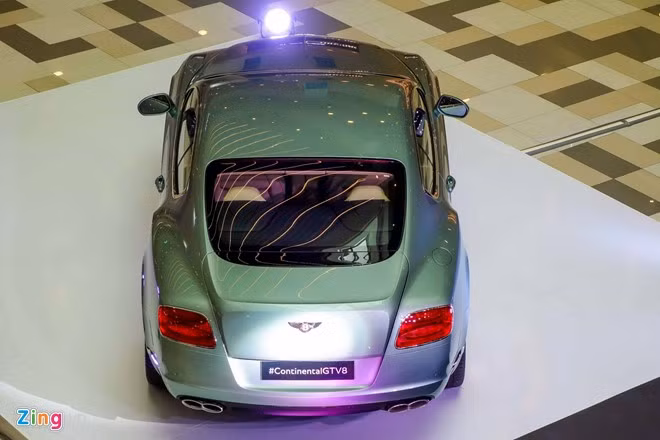 goài ra, phiên bản V8 có bốn ống xả hình oval nhỏ, trong khi bản V12 gồm hai ống xả hình oval nhưng lớn hơn rất nhiều. Mặc dù kích thước bên ngoài giữa hai phiên bản không có sự khác biệt, tuy nhiên phiên bản V8 nhẹ, gọn gàng hơn so với mẫu xe đàn anh.