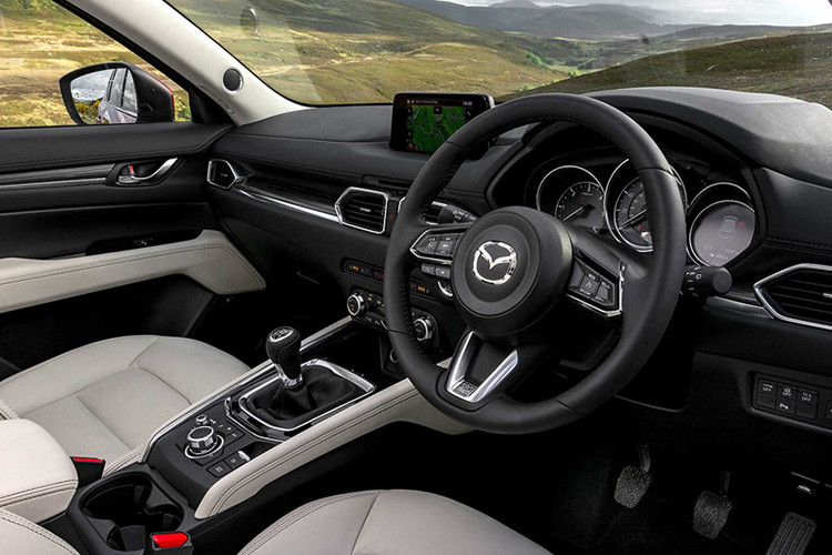 Nội thất xe được phủ da Nappa cao cấp, đèn LED nền trắng, vô lăng độc quyền cùng các chi tiết ốp gỗ và mạ chất liệu satin-chrome. Hệ thống thông tin được nâng cấp với màn hình TFT 7 inch tương thích ứng dụng Apple CarPlay và Android Auto. Các tính năng bổ sung khác bao gồm sưởi ấm/thông gió cho hàng ghế trước và sưởi ấm cho hàng ghế sau.